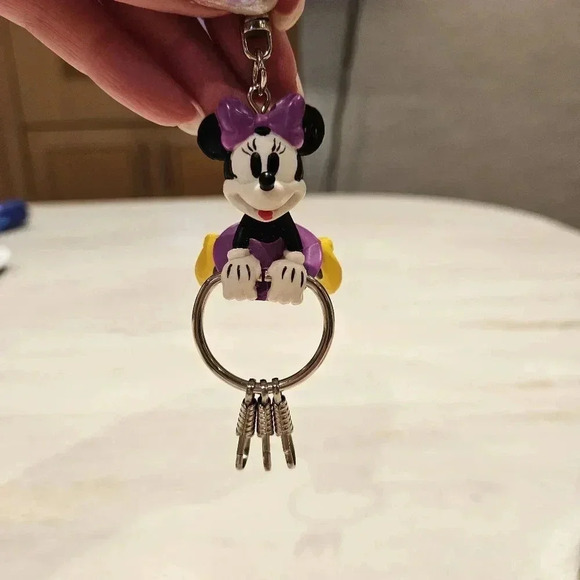 Disney Store Minnie Mouse Keychain - Picture 1 of 5